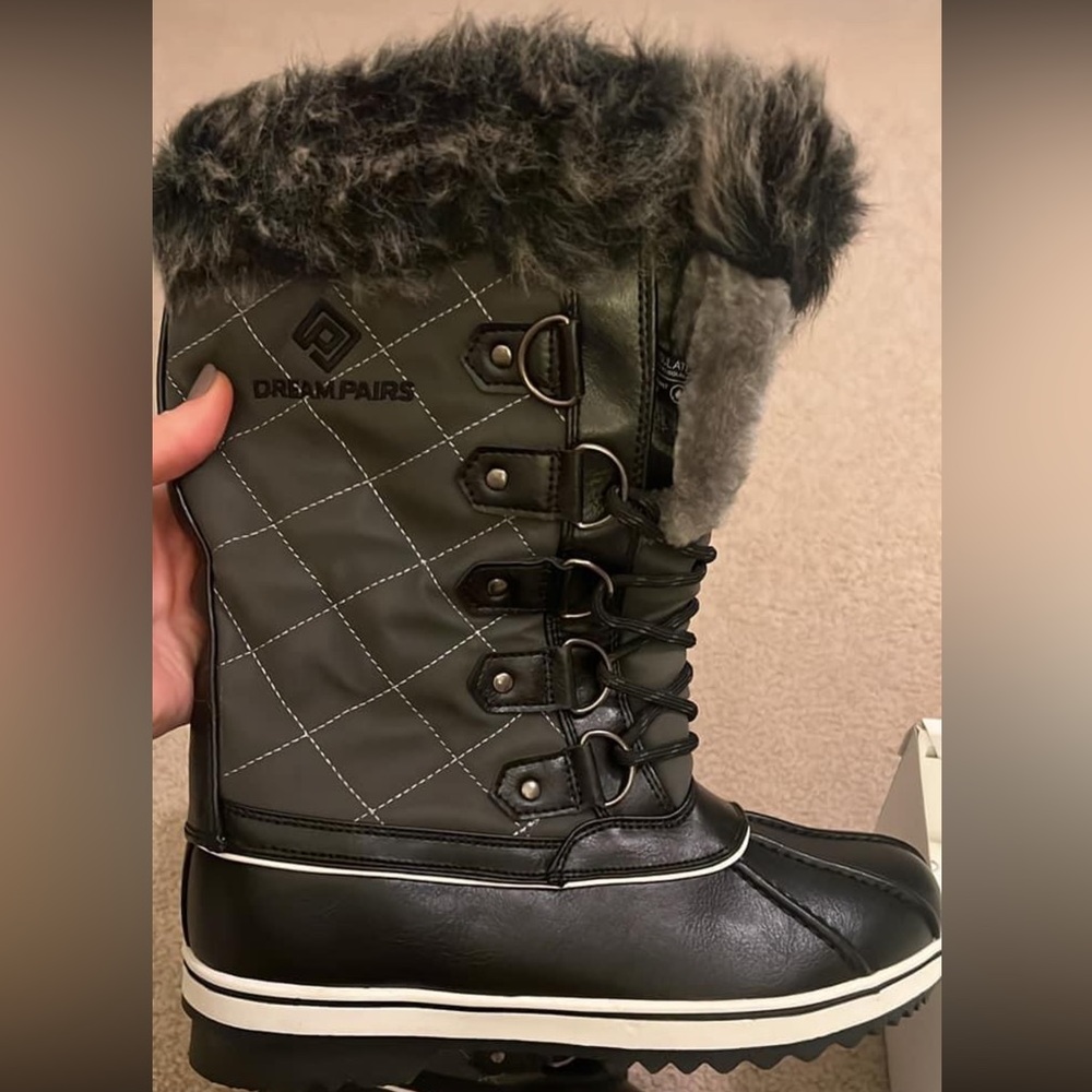 New in Box! Size 9 winter boots